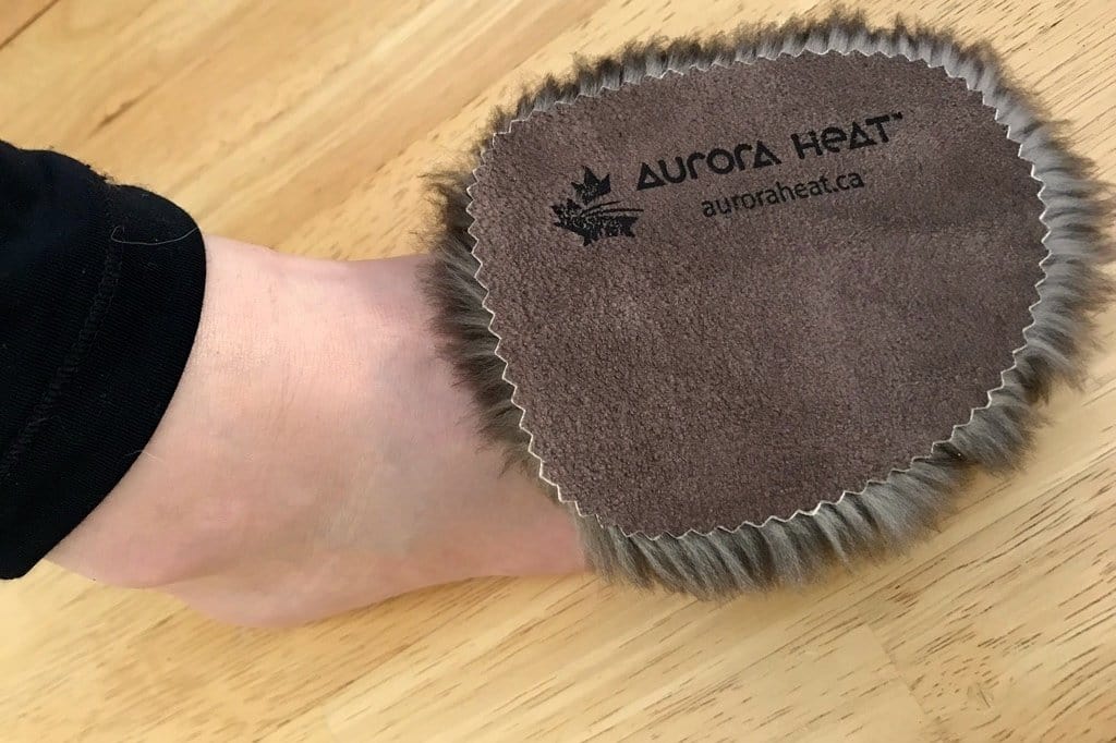Chauffe-pieds canadiens naturels réutilisables en fourrure brune sur pied